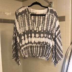 Super cute grey and white tie dye flowy sleeve top